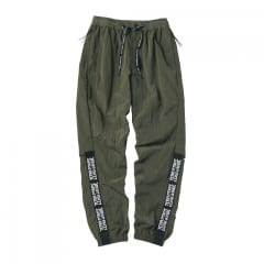 カーキグリーン